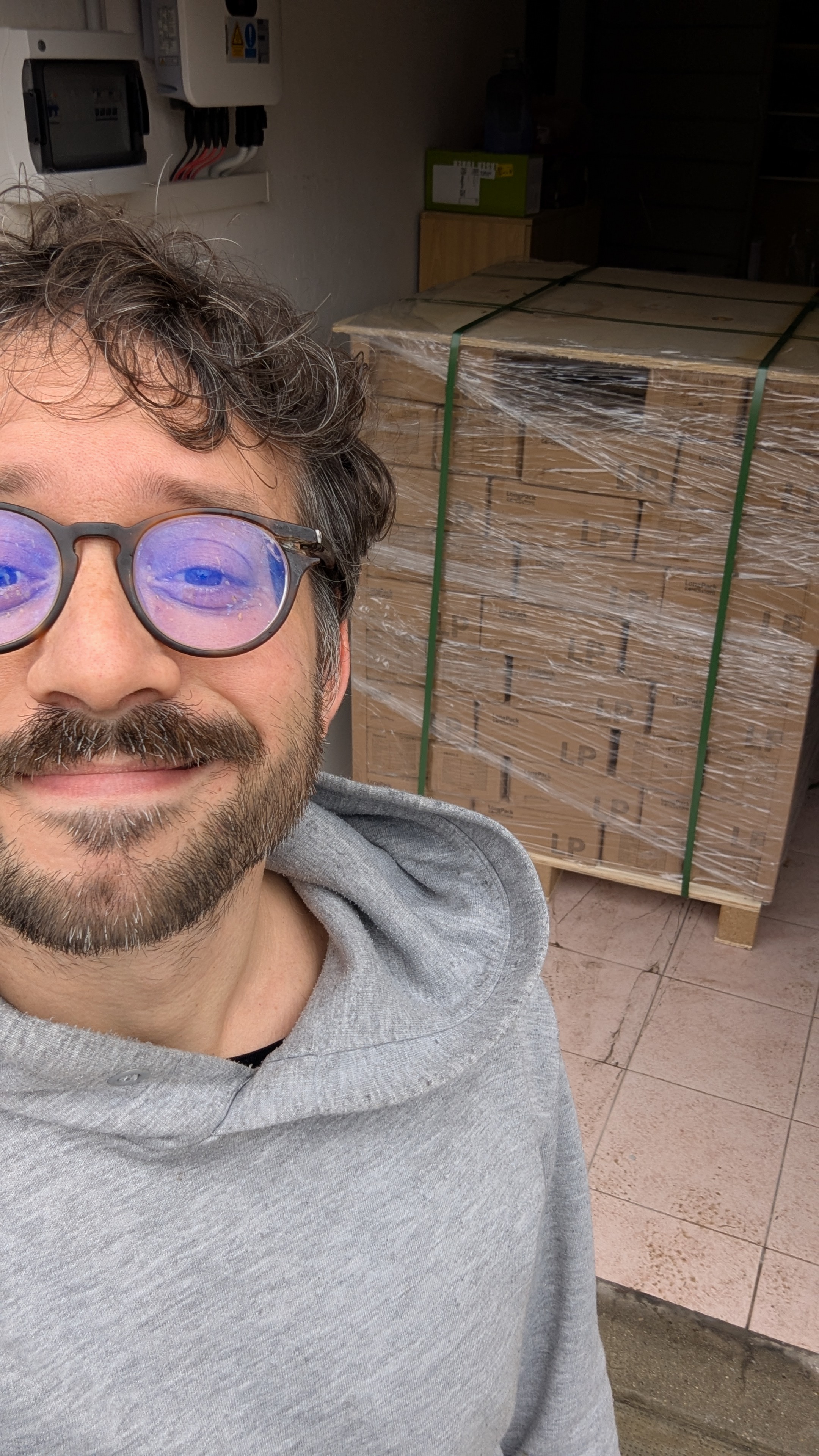 Edoardo davanti al bancale con i 500 kg di Playable Cards appena arrivati in garage